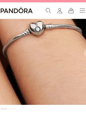 pandora berlock armband  - säljer då jag vill byta till guld istället. jätte fint skick och användt sällan. ‼️På min profil finns berlocker om du också vill köpa det❤️16cm länk så den minsta.