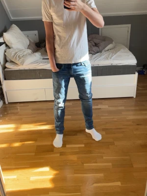 Replay Anbass jeans  - Sjukt snygga replay Anbass jeans i ett fint skick, storlek 30-32, passar dig mellan 170-180 cm ungefär! 