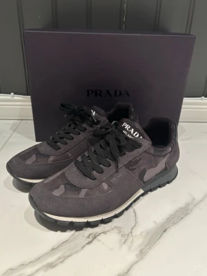 Prada trainers - Snygga svarta sneakers från Prada. Skorna är köpta nya och är använda ett fåtal gånger vilket speglar skicket på dem. Jag anser att skorna är i ett mycket fint skick och storleken är 8 vilket motsvarar 42 - 42,5. Nypris cirka 8000kr, mitt pris: 1999. Boxen ingår vid köp. Hör av dig om du är intresserad eller har några frågor! 