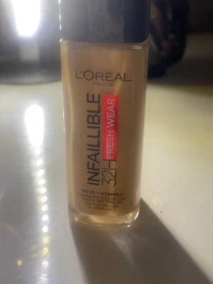 L'Oréal Infaillible 32H Fresh Wear - Färg 260 Golden Sun. Foundation från L'Oréal Paris i nyansen beige med glasflaska och svart lock. Infaillible 32H Fresh Wear ger ett naturligt resultat och innehåller SPF 25 samt vitamin C. Flytande formula som passar för en fräsch look. Säljer eftersom det var fel färg för mig❤️