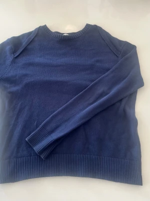 Tiger of Sweden - mörkblå stickad tröja från Tiger of Sweden 