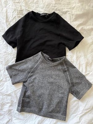 Träningströja  - Säljer två stycken träningströjor från New Yorker då de är för små för mig 🤍 de är halvt croppade! OBS köp 1 för 20 kr eller båda 2 för 35 kr ☺️