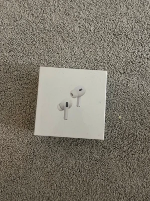 Apple AirPods Pro 2nd Gen  - Aldrig använda ✔️, Kommer med alla tillbehör 📦, Kompatibel med IPhone & Android ✔️, Skickas inom 1 dag 🚀, kontakta gärna för mer info ☺️