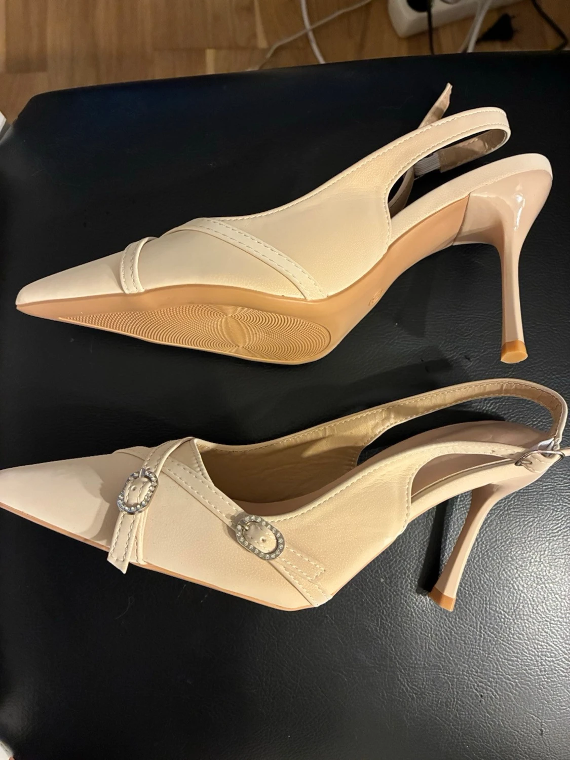 Beige pumps med smala remmar - 2