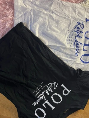 T-shirts - Säljs i ”2-pack”, märket är Polo Ralph lauren. Jättefint skick, förutom deofläckar på den vita t shirten vilket syns på bilden. Passar påse tjejer och killar!