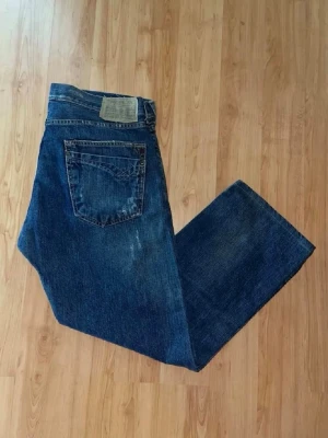 Replay jeans  - Säljer ett par jeans från Replay, modell Gybson. Jeansen har en klassisk blå färg men små slitningar och rak i modell. Midja 45cm, längd 93cm. OBS uppsydda för att passa L30 men utgå från måtten och ej storlekslappenJAG SKICKAR EJ FLER BILDER NÄR JAG BÄR JEANSEN! för bättre inblick i passformen rekommenderar jag att googla på modellnamnet. För storleksguide kolla måtten noggrant då jeansen alltid kan vara uppsydda heller krympta och jag ej tar emot returer :)  1,30