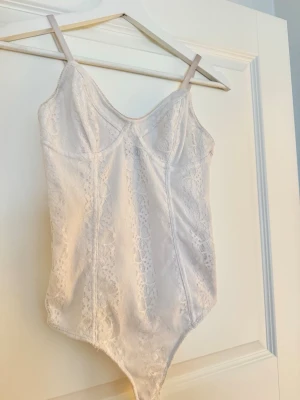 Vit spetsbody från BikBok - Används inte längre💕