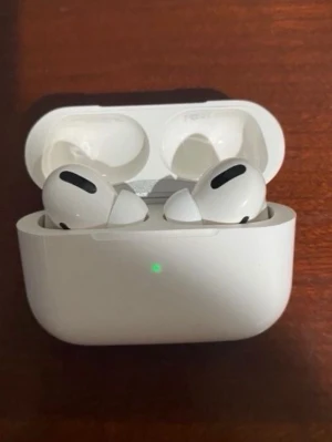 AirPods Pro  - Säljer ett par vita Apple AirPods Pro med tillhörande laddningsetui. Hörlurarna är in-ear och har en stilren, kompakt design med silikonpluppar för bättre passform. Materialet är plast och etuiet har en LED-indikator på framsidan. Perfekt för trådlös musik och samtal.