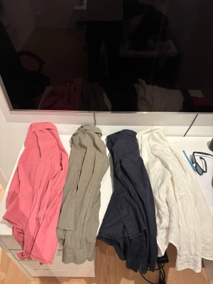 Fyra linneskjortor från Cubus - Fyra skjortor från cubus i linne/viskos-blandning. Färgerna är rosa, beige, marinblå och vit. Alla har klassisk krage, lång ärm och normal passform. Perfekta för dig som gillar stilrena och luftiga skjortor till vår och sommar. Den rosa är i storlek M och från dressman! Resten är från Cubus och storlek S! Perfekta färgkombinationen som passar till allt i vår och sommar! Hör av er vid eventuella frågor 