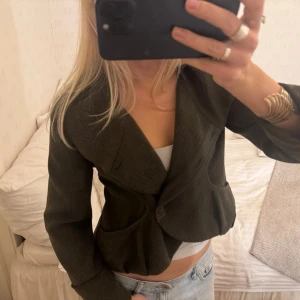 As snygg assymetrisk jacka - Såå fin jacka med assymetrisk knäppning🧡 så nice i vår!