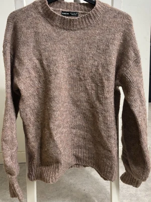 Brun stickad tröja  - Väldigt fin stickad tröja som inte kliar!! 