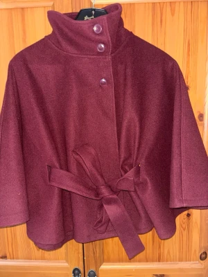 Burgundy Gina poncho  - En poncho från Gina Tricot, köptes för två veckor sedan och använd två gånger. Nypris 500kr, pris kan diskuteras🤗