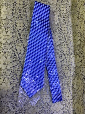 Helt ny  slipsar  - Säljer två snygga slipsar, en i blått med diagonala ränder i olika nyanser och en i lila med små diskreta mönster. Båda är klassiskt formade och tillverkade i glansigt material, troligen polyester. Perfekta för att lyfta din outfit med lite färg. 99kr/ st 