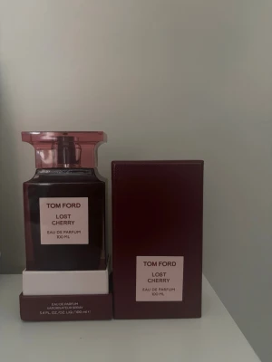 Tom Ford Lost Cherry EdP 100 ml - Tom Ford Lost Cherry unisexparfym i nytt, oanvänt skick. En behaglig doft av körsbär, mandel och vanilj.
