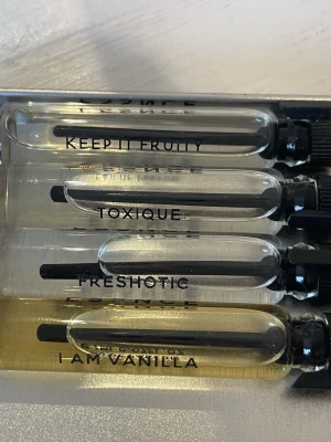 Testerset med 6 unika dofter - 40kr/st! Upptäck ett testerset med sex olika dofter: Keep it Fruity, Toxique, Freshotic, I Am Vanilla, Summer Breeze och Pink Haze. Perfekt för dig som vill prova nya parfymer och hitta din favorit. Smidiga små flaskor som är enkla att ta med överallt.