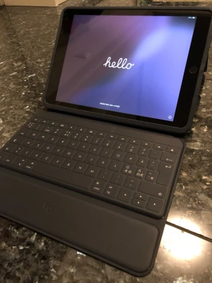 iPad med svart tangentbordsfodral - Säljer en iPad gen9 med 64gb Uppdaterad till senaste iPadOS 26.2.1 version Surfplattan är sparsamt använd, med en 10.2 skärm i nytt skick, chassit har några små repor som knappt märks av  Logitech skal med tangentbord ingår såklart  Laddare ingår också om så önskas  Perfekt för studier, surf eller kreativt arbete