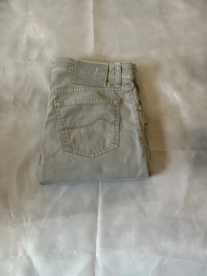 Ljusgråa Jacob Cohen - Grå Jacob cohen jeans | Storlek - W32 | Skick - 8/10 | Modell - 622 comfort | Nypris - 5000kr+ | Hör av er vid frågor eller funderingar 🙌
