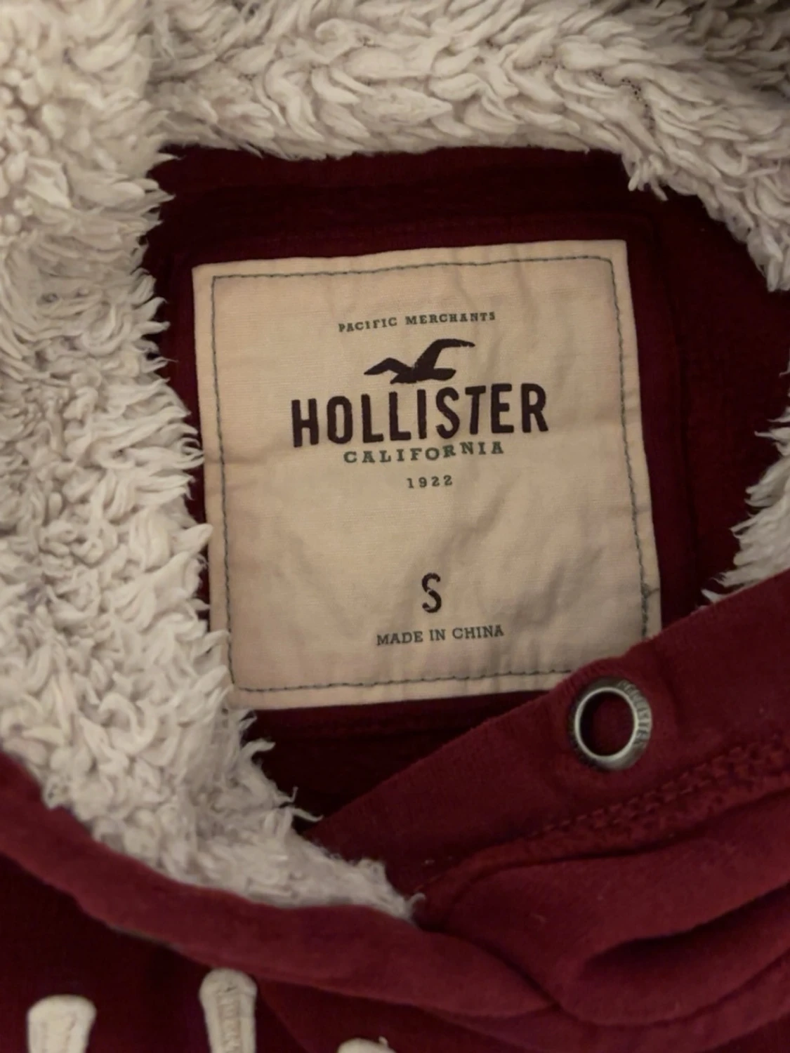 Vinröd hoodie från Hollister - 3