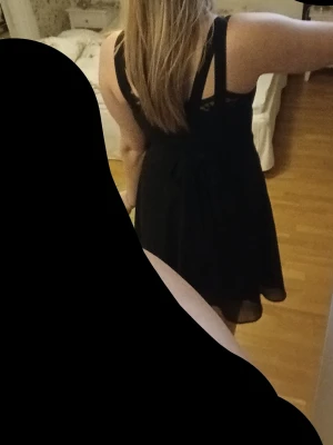 Svart omlottklänning med rosett - Säljer en svart kortklänning med omlottdesign och rosett i ryggen. Klänningen är ärmlös och har ett lätt, flödande tyg som ger en snygg siluett. Perfekt för dig som gillar stilrena och klassiska plagg.