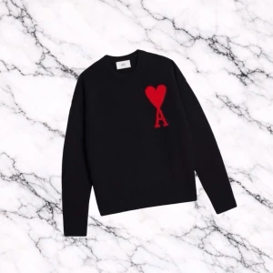 Svart Ami De Paris Tröja - Svart stickad tröja från Ami De Paris med perfekt passform. Materialet är mjukt och håller värmen. Pris kan diskuteras😁