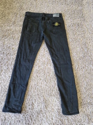 Svarta jeans från stone Island  - Svarta stone Island straight jeans storlek 32x32 säljer eller byter då dom blivit lite små för mig. Dom är straight men kan sitta som lose pga längd. Jag är 186 och på mig är dom straight. Pris går att diskutera vid snabb affär eller byte