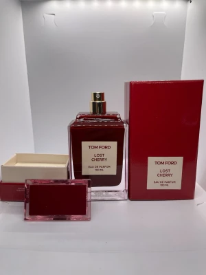Tom Ford Lost Cherry Eau de Parfum - Helt oanvänd 100ml  parfym. Vid frågor är det bara och fråga. Priset är aldrig hugget i sten Svarar inom 8h Paket erbjudanze är möjligt  