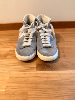 Blåa Nike Blazers från 2012! - Säljer ett par retro Nike Blazers från 2012! Dessa kommer i en blå ”suade” färg och är väldigt stiliga. Storlek 41! För att vara så gamla så är dessa i extremt bra skick! Tyvärr finns ingen låda, 400kr! Skriv gärna vid funderingar, pris kan diskuteras:)!