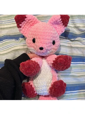 Rosa och vinröd mjukisdjur räv - Supergulligt mjukisdjur i form av en räv med rosa och vinröd plysch. Räven har stora öron, svarta ögon och nos samt vit mage. Perfekt som kramkompis eller dekoration i rummet. Handgjord av en annan använde här på Plick!💕