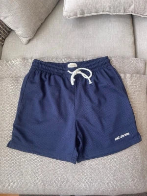 Aimé Leon Doré Shorts Strl S/M - Aimé Leon Doré shorts i mycket fint skick. Premium kvalitet och klassisk ALD passform.  Perfekta sommarshorts. Använda få gånger.  Nypris runt 1800–2200 kr. 