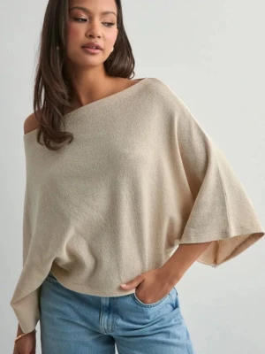 Poncho  - Beige poncho från nelly. Använd endast en gång. Köpt för 399kr och säljs för 249kr. 