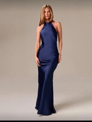 Balklänning Mörkblå - BARA TESTAD!! Orkar inte skicka tillbaka. JÄTTEFIN BALKLÄNNING!! Köpt för: 339kr Mitt pris: 299. Säljer i XS och S. Lite lång för mig som är 160cm men men klackar blir den bra