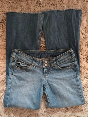 Lågmidjade jeans - Blå lågmidjade jeans 💞💞midja:37 cm. Passar 34-36