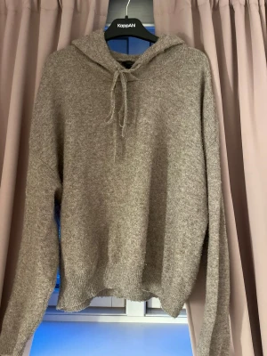 Beige stickad hoodie - Grå beige