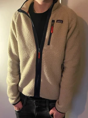 Patagonia fleece  - Welcome! Säljer en beige Patagonia fleece i storlek XXL (barnstorlek) sitter som en XS. Priset är ej hugget i sten, kom med prisförslag😁🔥
