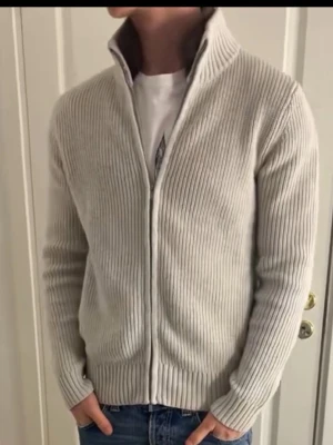 Fur lined zip up - Helt ny! Riktigt snygga fullzip med fur lining i nacken, finns storlekarna S-L. Marinblå finns även, hör av dig vid frågor och skriv innan köp!