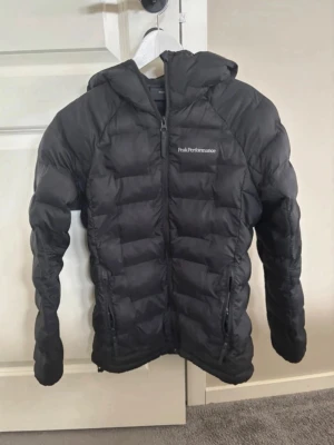 Peakperformance lätt Jacka - I storlek Xs, Från PeakPerformance och är i fint skick. innerfickan är sönder mer går att sy ihop.  kom privat för flera frågor. behöver få bort jackan så snabbt som möjligt😊
