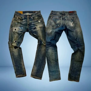 Dondup George jeans - slim fit fade med slitage - Sjukt feta dondup George jeans som kommer göra susen nu till våren. Jeansen har ljusblå färg med fade längst benen och slitage som gör de rikigt unika och snygga. Jeansen är i storlek 29/30. Bara att skriva vid frågor!