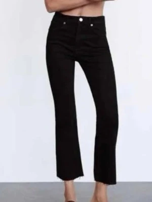 Svarta högmidjada bootcut jeans från Zara - Snygga svarta utsvängda bootcut jeans från Zara med hög midja.