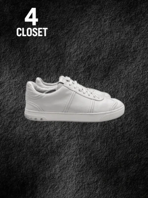 Vita Valentino flycrew läder - Säljer dessa vita Valentino Flycrews i läder! Priset är diskuterbart, hör av dig för frågor och funderingar!✅✅