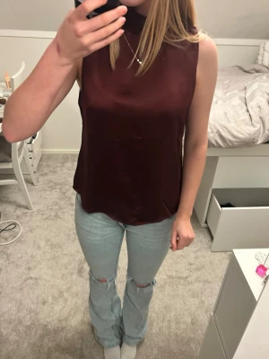 Vinröd polotopp i satin - Vinröd topp med polokrage och dragkedja i ryggen💕 Tveka inte att skriva om du är intresserad eller vill ha fler bilder. Pris kan diskuteras❤️