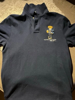 Ralph Lauren Piké - Utmärkt skick!! Använd 1-2 ggr. Storlek M