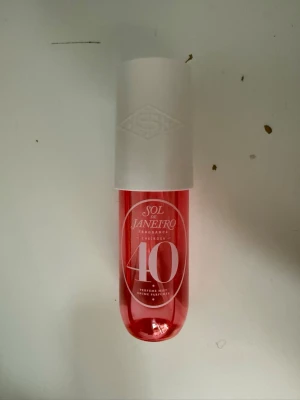 Sol de Janeiro Cheirosa 40 Parfymmist - Sol de Janeiro Cheirosa 40 är en parfymmist i en snygg cylinderformad flaska med vit kork och transparent rosa kropp. Flaskan rymmer 90 ml och har en modern, ungdomlig design. Perfekt för dig som gillar fräscha och söta dofter.