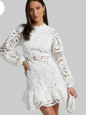 Vit spetsklänning med volang - Superfin vit kort klänning i spets! En perfekt studentklänning! 