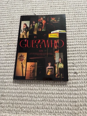 Itzy Guess Who album (DAY&NIGHT version) - Säljer detta Itzy album. Den är i ganska bra skick och har bara spelat Cdn 1 gång. Ingår en liten mini poster på Chaeryoung, en lyricposter med ett slitet hörn och sen två photocards. Originalpriset är 279. Priset kan sänkas om de behövs!💗