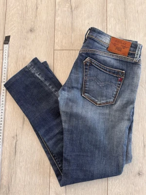Replay jeans – blåa, knappt använda - Blåa jeans från Replay i mycket fint skick. Använda endast ett fåtal gånger, inga slitningar, fläckar eller blekning. Klassisk och tidlös modell i högkvalitativ denim.