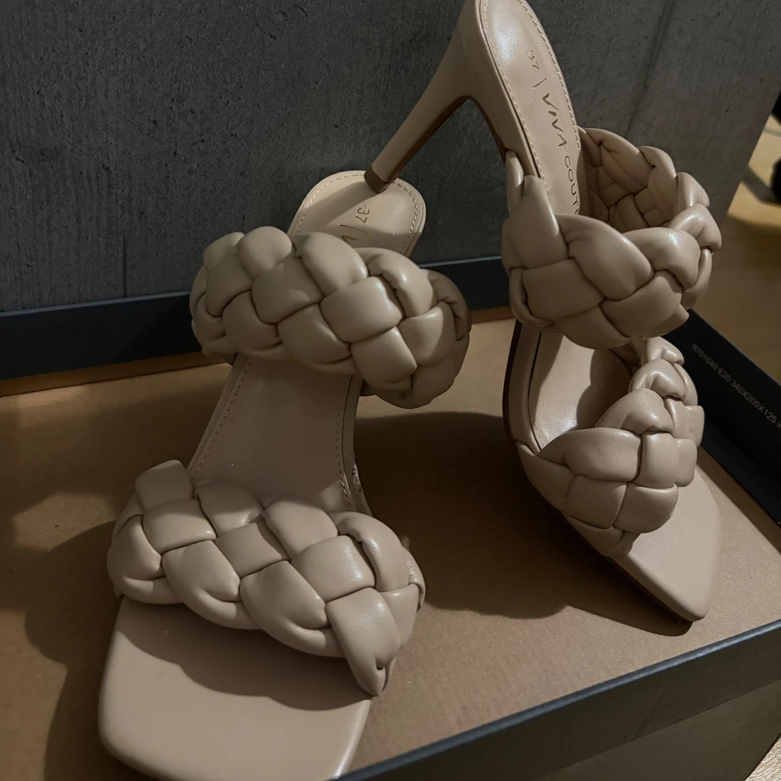 Beige flätade klackar - 1