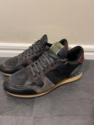 Valentino rockrunners  - Tja säljer nu dessa sjukt feta Valentino rockrunners i storleken 43✅ Skorna är i mycket bra skick för att vara rockrunners👌🏼 | Det följs tyvärr inte med någon box eller dustbag. Skorna är självklart äkta vilket ni kan se på sömen på sista bilden😻| Vid frågor är det bara att skriva!👑✌🏼