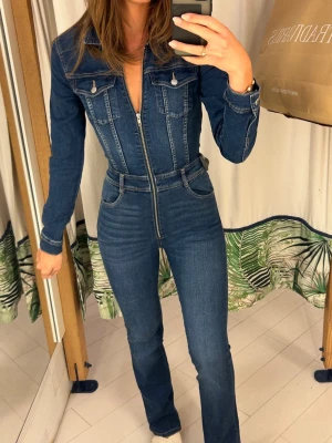 Jeans dress  - Säljer denna jeans dress, har endast använt den 2 gånger så den är i bra skick. 