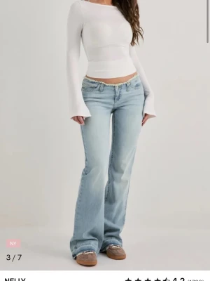Ljusblå bootcut jeans från nelly - Fina jeans från Nelly som inte kommer till användning då dom är för korta, dom är i jättebra skick💕(st 34 short length)