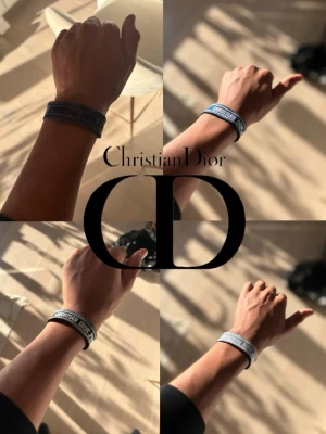 Christian Dior 4st tygarmband bundle med rabatt  - Snygga tygarmband från Christian Dior med broderad logga runt hela bandet. Armbandet har en enkel och stilren design som passar perfekt till streetwear och trendiga outfits. Justerbar storlek för att passa de flesta handleder. 